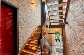 Ruimte, licht én mogelijkheden? Daar heeft deze woning gelegen te Meershoven 137 in Bilzen-Hoeselt alvast geen gebrek aan!<br /><br />Deze halfopen bebouwing ligt op een perceel van 11a 75ca en beschikt over maar liefst 361 m² bewoonbare oppervlakte(bron EPC), verdeeld over 4 verdiepingen. De woning werd deels gerenoveerd en biedt dankzij haar bijzondere indeling tal van mogelijkheden voor wonen, werken én ontspannen.<br /><br />Via de inkomhal met gastentoilet bereiken we de leefverdieping. Hier vallen meteen de ruimte en natuurlijke lichtinval op. De ruime woonkamer en het salon met gezellige gashaard vormen een aangename leefomgeving. De karaktervolle ronde ramen en warme houten wandafwerking geven het geheel een unieke uitstraling. Verder vinden we hier de keuken, eethoek, achterkeuken en een extra toilet.<br /><br />Op de volgende verdieping bevinden zich 4 slaapkamers en de badkamer. De ruimtes kunnen nog verder gemoderniseerd worden, ideaal om de woning volledig naar eigen smaak af te werken.<br /><br />Ook de zolderverdieping biedt heel wat potentieel. Een 5de slaapkamer, speelkamer, hobbyruimte of thuiskantoor? De ruimte is er!<br /><br />En dan is er nog de volledig onderkelderde verdieping mét natuurlijke lichtinval. Hier vinden we een dubbele garage, CV-ruimte, 2 bureauruimtes, groot atelier en heel wat bergruimte. Ideaal voor een zelfstandige of vrij beroep, maar evengoed voor wie droomt van een eigen mancave, fitness, gameroom of hobbyatelier.<br /><br />Buiten geniet je van een zeer ruim, volledig overdekt terras met uitzicht op de grote, groene achtertuin. Heerlijk genieten met familie en vrienden, ook wanneer het weer even niet meezit.<br /><br />Ook energetisch zit het goed: EPC-label B – 152 kWh/m²/jaar.<br /><br />De ligging? Aan de rand van Bilzen, met scholen, winkels en openbaar vervoer op korte afstand.<br /><br />Kortom: 361 m² woonplezier met ruimte voor vandaag én mogelijkheden voor morgen. Deze woning groeit gewoon mee met jouw plannen!<br /><br />Nieuwsgierig? Plan je bezoek en ontdek zelf wat er achter deze karaktervolle gevel schuilgaat!<br />📩 contacteer ons via robby@optie-m.be of 📞 0473 36 08 56<br /><br />Benieuwd wat jouw woning waard is? Contacteer ons vrijblijvend via bovenstaande gegevens.<br />