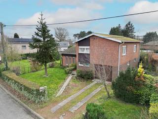 Rustig gelegen, split-level woning met 3 slaapkamers, garage en tuin. De eigendom is gelegen op korte afstand van het treinstation van Hever en de Leuvensesteenweg (N26). EPC-score : 495 (label E - renovatieverplichting). Volgens een simulatie kan label D al gehaald worden na het isoleren van de spouwmuur. Oppervlakte : 6a 48ca. Oriëntatie tuin : zuiden. Vg, Wg, Gmo, Gvkr, Gvv. P en G-score: A. De elektrische installatie is conform het AREI.<br /><br />INDELING : <br />Onderaards : <br />Kelderruimtes en kruipkelder.<br /><br />Gelijkvloers : <br />Berging (aansluiting wasmachine en droogkast, keramische uitgietbak), veranda (gasketel, gasmeter, buitendeuren), garage (trap naar kelder, zekeringenkast, houten kantelpoort, smeerput, aanbouwkasten, watermeter).<br /><br />Verdieping + 0,5 : <br />Inkomhal (kast met installatie elektriciteit, trap naar de verdieping), toilet (lavabo, wc), keuken (aanbouwkasten, dampkap, elektrische kookplaat, dubbele synthetische spoelbak met afdruipvlak), bureau, zitplaats (toegang tot overdekt terras en tuin, schouw met inbouwcassette), eetplaats. <br /><br />Verdieping + 1 :<br />Overloop (luik zolder), slaapkamer 1 (toegang zolder boven living), slaapkamer 2 (aangebouwde kast), slaapkamer 3, badkamer (lavabo in meubel, bidet, elektrische boiler, ligbad)<br /><br />Zolders<br /><br />Afzonderlijk : <br />Tuinhuis.<br /><br />AFWERKING :<br />- Vloer : keramische tegels, betonvloer, mozaïekparket, laminaat, kurkvloer, granito tegels.<br />- Muren : behangen, betegeld, geschilderd pleisterwerk, geschilderd metselwerk.<br />- Plafond : houten plafondtegels, <br />Vensterbanken en dorpels in natuursteen.<br /><br />AFMETINGEN :<br />Zie indelingsplannen bij downloads rechts.<br /><br />DIVERSEN : <br />Houten ramen met dubbele beglazing. Rolluiken in pvc met lint. Centrale verwarming op gas met radiatoren.<br />De opmetingskosten, zijnde € 850 excl. 21% BTW, zijn ten laste van de koper.<br /><br />STEDENBOUWKUNDIG :<br />Stedenbouwkundige vergunning : ja <br />Stedenbouwkundige bestemming : woongebied<br />Geen rechterlijke herstelmaatregel of bestuurlijke maatregel opgelegd.<br />Voorkooprecht : nee<br />Verkavelingsvergunning : nee (uit verkaveling gesloten)<br />P-score: A / G-score: A