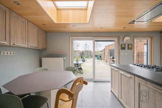 Op zoek naar een ruime woning waar de grote werken reeds uitgevoerd zijn en die u verder naar eigen smaak kan afwerken? Dan is dit een unieke...