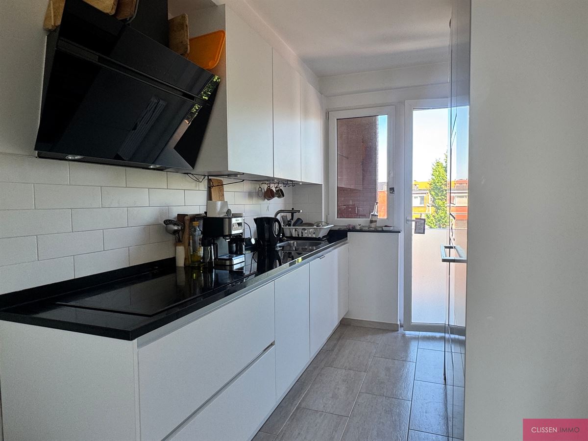 Gerenoveerd twee slaapkamer appartement met terras! - foto 4