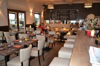 Het HANDELSPAND beschikt over een ruime, smaakvol ingerichte verbruikszaal met gezellige toog en een ruim overdekt en verwarmd zuidgericht terras...