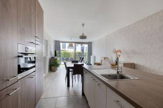 <p>Dit ruime en praktische appartement heeft een aangename buitenruimte, ideaal voor wie comfortabel en gelijkvloers wil wonen. Dankzij de <strong>twee terrassen</strong> en de aansluitende tuin geniet je hier van een bijzonder aangename woonomgeving. Via de aparte inkomhal betreed je het appartement, die rechtstreeks toegang biedt tot de leefruimte. Deze is voorzien van een <strong>moderne open keuken</strong>, uitgerust met een inbouwijskast, vaatwasser, kookvuur, dampkap, lavabo en een tal van praktische ingemaakte kasten. Aansluitend bevindt zich een praktische berging, voorzien van aansluitingen voor wasmachine en droogkast. De leefruimte geniet dankzij het grote schuifraam van een maximale lichtinval en biedt een mooi zicht op het groen en het eerste zuidgericht terras van ca. 11 m². Een ideale plek om in alle rust van het buitenleven te genieten.</p><p>Via de leefruimte bereik je de nachthal, die toegang biedt tot de verschillende slaap- en sanitaire ruimtes. Er zijn <strong>drie slaapkamers</strong>, waarvan twee slaapkamers van ca. 8 m² en een ruime derde slaapkamer van ca. 12 m². Deze laatste geeft rechtstreeks uit op het tweede terras van ca. 8 m². Verder beschikt het appartement over een apart gastentoilet, een badkamer en een afzonderlijke douchekamer met tweede toilet.</p><p>Extra: <br />- EPC 61 kWh/m2 jaar (Score A -> GEEN renovatieverplichting!)<br />- Elektriciteit conform. <br />- Watertoets: perceelscore D, gebouwscore A. <br />- Stedenbouwkundige informatie in aanvraag, maatregelenregister in aanvraag.</p><p>Nabij school, winkels, autosnelweg, openbaar vervoer, etc. Voor meer info ga naar www.coenenvastgoed.be of bel 03/375.82.92</p>
