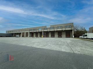 Logistiek magazijn van 1.400 m² met 120 m² kantoor, gelegen in de strategisch douanezone LAR in Menen, vlakbij de E17 en de Belgisch-Franse grens...