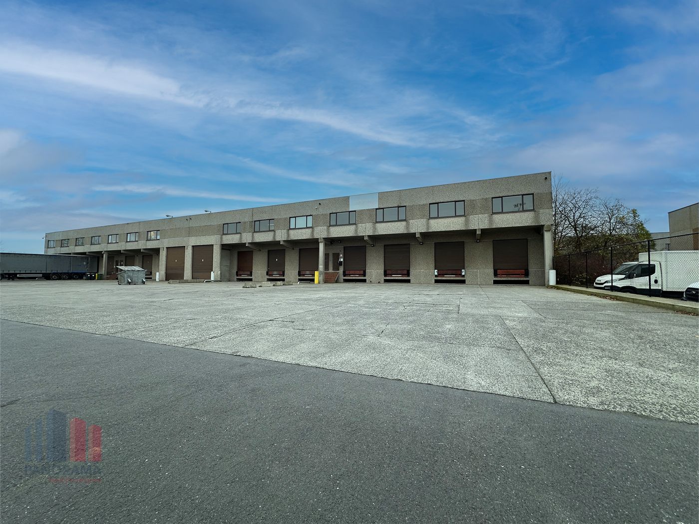 Logistiek magazijn van 1.400 m² met 120 m² kantoor te huur - foto 1