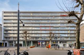 Dit ruime en lichtrijke appartement is ideaal gelegen in het centrum van Turnhout, op wandelafstand van winkels, horeca, openbaar vervoer en alle dagelijkse voorzieningen.<br />Wie op zoek is naar comfortabel wonen met alles binnen handbereik, zit hier helemaal goed.<br /><br />De aangename woonkamer geniet van veel natuurlijke lichtinval en sluit mooi aan op de moderne, volledig uitgeruste keuken.<br />Naast de keuken bevindt zich een praktische aparte berging, wat zorgt voor extra opbergruimte zonder in te boeten aan leefcomfort.<br /><br />Het appartement beschikt over twee volwaardige slaapkamers en een moderne badkamer.<br />Daarnaast is er een aparte wasplaats, wat het dagelijkse leven extra praktisch maakt.<br /><br />Buiten kan u genieten van een gezellig terras, ideaal om even tot rust te komen. Er is tevens een gemeenschappelijk tuintje. <br />Tot slot is er ook een private kelderberging inbegrepen.<br /><br />Dankzij het gunstige EPC woont u hier energiezuinig, met een positieve impact op uw energiefactuur.<br />Een comfortabel en instapklaar appartement op een toplocatie, perfect als eigen woonst of als interessante investering.