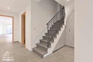 In een rustige omgeving in Vrasene bevindt zich deze energiezuinige nieuwbouwwoning.De woning beschikt over een lichtrijke leefruimte met...