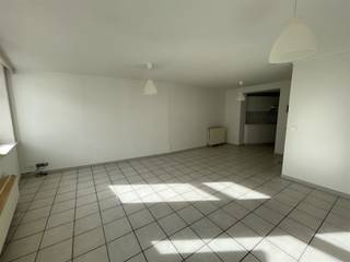 <p><span>Very central studio : Living with open equipped kitchen, bathroom - consumption of water and heating 70 euros per month - advance cleaning of common parts : 7 €/month + settlement. Free at present . EPC score : 2321 kWh/m³ - UC code 2811806-RES-1. For info or visit, call 056.21.58.00.</span></p>