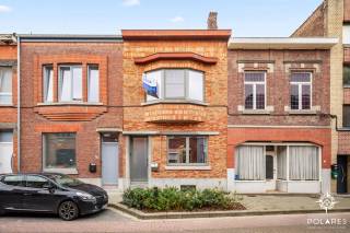 KIJKDAG 11/09 *** inschrijven via www.polares.eu ***<br /><br />Op zoek naar een ruime, instapklare woning op een rustige maar centrale locatie? Deze charmante rijwoning bevindt zich net buiten het centrum van Tienen, in een aangename eenrichtingsstraat. Met vier slaapkamers, een gezellig tuintje en veel natuurlijke lichtinval heeft deze woning heel wat te bieden.<br /><br />Bij het binnenkomen word je verwelkomd in de authentieke, ruime inkomhal die meteen karakter geeft aan de woning. Op het gelijkvloers bevinden zich verder de lichtrijke woonkamer, een aparte keuken en de badkamer. <br /><br />Op de eerste verdieping bevinden zich twee volwaardige slaapkamers. Ook de tweede verdieping telt nog eens twee slaapkamers, waardoor de woning in totaal over vier slaapkamers beschikt. Ideaal voor een gezin, maar ook voor wie graag extra ruimte heeft voor een bureau, hobbykamer of logeerkamer.<br /><br />Daarnaast beschikt de woning over een praktische kelder die voor de nodige extra bergruimte zorgt.<br /><br />Ook op energetisch vlak scoort deze woning goed: met een EPC-label B geniet je van een energiezuinige woning. Bovendien is de elektrische installatie conform.<br /><br />Een lichtrijke en karaktervolle woning met verrassend veel ruimte, gelegen in een rustige straat op een boogscheut van het centrum van Tienen.<br /><br />Een bezoek waard voor wie ruimte, karakter en een gunstige ligging wil combineren!