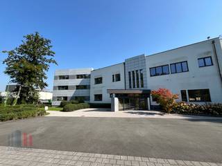 Fantastisch gelegen, instapklaar kantoor van <strong>1.056 m² </strong>te huur in Zwijnaarde, op slechts 5 minuten van de <strong>R4</strong>, met een vlotte verbinding naar de verkeerswisselaar <strong>E17-E40</strong>. Op een strategische ligging in de nabijheid van belangrijke snelwegen.<br /><br />De indeling van de ruimte is flexibel en biedt tal van mogelijkheden voor verschillende werkconfiguraties. <br />De kantoorruimte geniet van veel <strong>natuurlijke lichtinval</strong>, wat niet alleen zorgt voor een aangename werkomgeving.<br /><br />Mogelijkheid om rondom het gebouw <strong>15 parkeerplaatsen </strong>te huren. Mocht uw bedrijf extra parkeergelegenheid nodig hebben, dan is dit bespreekbaar. <br /><br />Voor meer informatie, gedetailleerde plannen of een vrijblijvend plaatsbezoek, aarzel niet om contact op te nemen met<strong> PANORAMA B2B GENT KANTOREN</strong> via het nummer<strong> 09 225 09 02</strong>.