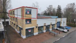 Kantoor van ca. 63 m² op een centrale ligging te Roeselare-Rumbeke. Ideale kantoorruimte voor starters of vrije beroepen. Troeven: - eigen kitchenette in aparte ruimte- sanitair- serverlokaal/berging- 2 verschillende kantoren/vergaderalenVeel lichtinval door ramen op 2 zijden.Bent u op zoek naar bedrijfsvastgoed bestaande uit een kantoor te huur in Roeselare? Aarzel dan niet om ons te contacteren op het nummer 051 21 22 23.