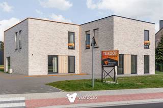 <p><span>Hoogkwalitatieve, energiezuinige nieuwbouwwoning nabij centrum.</span></p><p><span> </span></p><p><span>Belangrijkste troeven:</span></p><p><span>- Prachtige hoogwaardige keuken met Miele toestellen, Quooker kraan en Dekton werkblad en spatwand</span></p><p><span>- Reeds geschilderd, buitenaanleg reeds gebeurd, ook vloerverwarming op kamers</span></p><p><span>- Hoogkwalitatieve afwerking en materialen</span></p><p><span>- Gebruik van de beste technieken</span></p><p><span>- Doordachte indeling met mooie ruimtes</span></p><p><span>- 3 ruime kamers, waarvan 1 met dressing mogelijk</span></p><p><span>- Mogelijkheid tot plaatsen carport (reeds vergund)</span></p><p><span>- Centrale ligging met alle voorzieningen (winkels, school, station) op wandelafstand</span></p><p><span> </span></p><p><span>Prijs exclusief BTW en registratierechten! </span></p><p><span> </span></p><p><span>Bekijk zeker ook onze 3D virtuele rondleiding en onze grondplannen met de afmetingen. Zo krijgt u van thuis uit al een perfect beeld van wat deze woning te bieden heeft!</span></p><p><span> </span></p><p><span>Wenst u meer info of een vrijblijvende bezichtiging, contacteer dan ons kantoor op het nummer 014 39 99 99 en wij helpen u graag verder.</span></p>