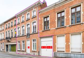 Découvrez ce <strong>bien de caractère au potentiel de développement exceptionnel, situé dans la dynamique Stationstraat à Saint-Nicolas (Sint-Niklaas).</strong><br />Grâce à sa <strong>double accessibilité (Stationstraat &amp; Regentiestraat) </strong>et à la combinaison de fonctions commerciales et résidentielles, cet immeuble offre de nombreuses opportunités pour entrepreneurs, investisseurs et développeurs de projets.<br /><strong>Le rez-de-chaussée commercial (±760 m²) d</strong>ispose de grandes baies vitrées, d’une large vitrine et d’une excellente visibilité — idéal pour un commerce, un showroom ou des bureaux.<br /><br /><strong>Au Regentiestraat 8, une entrée séparée mène à la partie résidentielle (±125 m²), </strong>tandis que l’espace commercial est équipé d’une porte de garage automatique, parfaitement adaptée aux livraisons et à l’accès logistique.<br />À l’étage se trouve<strong> l’ancienne salle de cinéma — un vaste espace ouvert impressionnant, </strong>doté d’une architecture unique, se prêtant parfaitement à l’aménagement de lofts, bureaux, cabinets professionnels ou espaces de coworking (sous réserve d’autorisation urbanistique).<br /><br /><strong>Atouts :</strong><br />Rez-de-chaussée commercial avec vitrine et entrée séparée<br />Porte de garage automatique – idéale pour les livraisons<br />Ancienne salle de cinéma à l’étage avec grand volume ouvert<br />Convient à un projet mixte (commerce / habitation / bureaux)<br />Situation centrale dans la principale rue commerçante de Saint-Nicolas<br />Excellente accessibilité, à proximité de la gare et des parkings<br />Libre d’occupation et immédiatement disponible<br /><br /><strong>Informations techniques :</strong><br />PEB : label énergétique X<br />Informations urbanistiques : en cours de demande<br />Obligation de rénovation applicable<br />Inondation &amp; P-score : C &amp; C<br /><br /><strong>Une opportunité rare de redonner vie à un morceau du patrimoine urbain. Idéal pour ceux qui recherchent un projet alliant caractère, envergure et valeur de localisation.</strong><br />Pour plus d’informations ou pour organiser une visite, contactez <strong>le +32 3 369 70 33 </strong>— découvrez tout le potentiel de ce bien unique au cœur de Saint-Nicolas !