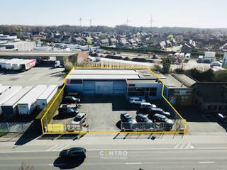 <u><strong>Benaderende oppervlakten:</strong></u><br />- Magazijn/handelsruimte: 440m²<br />- Instapklare burelen met ontvangstruimte: 85m²<br />- Verharde koer vooraan (600m²) en achteraan (250m²).<br />Het terrein is volledig omheind en voorzien van automatische schuifpoort aan de openbare weg.<br /><br /><u><strong>SPECIFICATIES:</strong></u>
<ul>
<li>Voorzien van 4 elektrische sectionaalpoorten (h: 4,2m)</li>
<li>Nieuw sanitair blok en kitchenette</li>
<li>Nieuwe gepolierde betonvloer in het magazijn</li>
</ul>
<br /><u><strong>NUTSVOORZIENINGEN:</strong></u><br />Elektriciteit (drijfkracht), stadswater, regenwater, AIRCO (kantoren), internet, alarminstallatie en camerabewaking.<br /><br /><u><strong>LIGGING:</strong></u><br />- <strong>Zichtlocatie</strong> met veel passage (gratis publiciteit)<br />- <strong>Op 250m van de autosnelweg</strong> (richting kust en binnenland).<br /><br /><u><strong>Bijzonderheden:</strong></u><br />- Beschikbaar: 1 mei 2026<br />- Huurprijs is exclusief onroerende voorheffing (aanslagbiljet)<br />- Onze referentie op www.centro.be: <strong>L0193</strong>