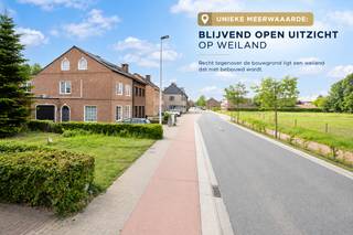 <p><span>Op zoek naar de ideale locatie om uw droomwoning te realiseren? Deze gunstig gelegen bouwgrond in de Steenwinkelstraat biedt een uitstekende opportuniteit voor wie wil genieten van een prachtig groen uitzicht maar ook een vlotte verbinding heeft naar Antwerpen, Brussel en Mechelen.</span></p>
<p><span>De bouwgrond met zuidgerichte tuin bevindt zich in een aangename, groene omgeving, dichtbij winkels, scholen, openbaar vervoer en belangrijke invalswegen. Dankzij de centrale ligging combineert deze bouwgrond het comfort van een groene woonomgeving met een uitstekende bereikbaarheid.<br /><br /><strong>UNIEKE MEERWAARDE: Blijvend open uitzicht op weiland</strong><br />Recht tegenover de bouwgrond ligt een weiland dat niet betrokken is bij het geadverteerde nieuwbouwproject. Je geniet hier dus ook in de toekomst van een mooi, open uitzicht.<br /><br /><strong>BOUWVOORSCHRIFTEN</strong><br />- Voorgevel: 6m<br />- Diepte: 17m<br />- Linker gevel bouwen tegen woning<br />- Rechter gevel tot minstens 3m van perceelgrens<br />- Bouwvrije voortuinstrook 6m<br /><br /></span><strong>POSITIEVE ASPECTEN<br /></strong>- Gelegen in een rustige straat met residentieel karakter<br />- Goede verbinding naar A12 en E19<br />- Nabij winkels, scholen en openbaar vervoer<br />- Ideaal voor de realisatie van een gezinswoning<br />- Interessante investering op een gegeerde locatie<br />- Geen inkijk van buren<br /><br />Deze bouwgrond biedt tal van mogelijkheden voor wie op zoek is naar een nieuwe thuis op maat.<strong><br /></strong></p>