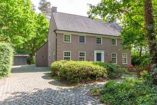 Ruime villa nabij centrum Zandhoven.<br /><br />INDELING<br />Inkomhal met vestiaire en gastentoilet.<br />Grote leefruimte op parketvloer met salon voorzien van open haard en grote openslaande ramen naar het terras.<br />Aansluitend de leefkeuken uitgerust met Miele oven en micro, kookplaat, vaatwasser, koelkast en nieuwe diepvriezer.<br />Achterliggende berging/wasplaats met toegang tot een dubbele garage voorzien van automatische poort.<br />Via vlizo trap is er boven de garage toegang tot een hobby-/opslagruimte.<br /><br />VERDIEPING<br />Overloop met bibliotheekkast en nachttoilet.<br />Twee kinderkamers met gedeelde douchekamer.<br />Hoofdslaapkamer met aansluitende dressing en ruime badkamer (bad, douche, dubbele lavabo en toilet).<br />Vlizo trap naar zeer ruime opbergzolder.<br /><br />TUIN<br />Oprijlaan met automatische toegangspoort.<br />Ruim bijgebouw (ca. 40m²) met extra opslagruimte.<br /><br />Beschikbaar vanaf september.