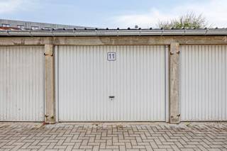 Deze garagebox (box 9) bevindt zich op een absolute topligging in het centrum van Leuven. In een buurt waar parkeergelegenheid bijzonder schaars is, vormt dit een uitstekende investerings- én gebruikskans.<br /><br />De garageboxen zijn achterin gelegen en maken deel uit van een verzorgd geheel van 18 garageboxen en 1 staanplaats. Ideaal voor wie een veilige en vlot bereikbare parkeer- of opslagruimte zoekt. De daken werden recent volledig vernieuwd. <br /><br />Interesse of meer informatie?<br />0474 386393<br />lotte@immogve.be