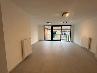 Nieuwbouwappartement nabij Leopoldpark te huur. <br /><br />Dit nieuwbouwappartement bevindt zich op enkele stappen van het Leopoldpark. In een mum van tijd staat u in het centrum met alle nodige faciliteiten (winkels, scholen,…). <br /><br />Het prachtige appartement is voorzien van alle nodige luxe en is tot in de puntjes afgewerkt. De grote leefkamer is zeer lichtrijk dankzij het brede raampartij. De open keuken vormt een mooi geheel met de leefkamer. De keuken wordt afgewerkt met inbouwtoestellen: koelkast, vaatwasmachine en oven. Uiteraard is er ook tal van kastruimte. <br /><br />Aan de achterzijde van het appartement zijn er twee slaapkamers aanwezig. De eerste kamer is zeer ruim en voorzien van zonnewering. De tweede kamer kan perfect dienen als kinderkamer of als dressing, bureauruimte enzovoort. <br /><br />De badkamer is uitgerust met een brede inloopdouche en dubbele lavabo. Het toilet is apart. <br /><br />Zowel aan de voor-als achterzijde van het appartement is er een terras. Hierdoor kunt u heel de dag lang op een rustige plek genieten van de zon. <br /><br />Enkele praktische zaken: <br /><br />In het appartement zelf is er een aparte berging. Op het gelijkvloerse is er een gemeenschappelijke fietsenberging. <br /><br />De huurprijs bedraagt 900€ met 50€ syndicale kosten. <br /><br />Er is een lift aanwezig; Het appartement is vrij vanaf 1 oktober 2026. <br /><br />Vraag uw bezoek aan via marie@immofrancois.be<br /><br />