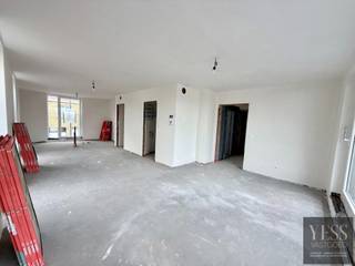 <h3>Lichtrijk duplex appartement met 3 slaapkamers en 2 parkings</h3>
<p>💡 <strong>Aankoop aan 6% btw mogelijk, mits voldaan wordt aan de voorwaarden.</strong></p>
<p>Ruime en lichtrijke duplex appartement met een <strong>NETTO bewoonbare oppervlakte van maar liefst 107 m²</strong>.</p>
<ul>
<li><strong>1 slaapkamer op het gelijkvloers</strong></li>
<li><strong>2 slaapkamers op de verdieping</strong></li>
<li><strong>Terras 16 m²</strong></li>
</ul>
<p>Dankzij de royale raampartijen en de doordachte indeling geniet u hier van een aangename, open en comfortabele woonbeleving.</p>
<p>Extra troef: bij het appartement horen <strong>2 privatieve parkeerplaatsen</strong>, zijnde <strong>parking P1 (met laadpaal) en P6</strong>.<br /><br />Prijs appartement + 1 staanplaats P1 = 325.000€ (excl. kosten) + P6 = 9000€ (excl. kosten).</p>
<p>Een ideale woonopportuniteit voor gezinnen, koppels of investeerders die op zoek zijn naar ruimte, functionaliteit en comfort.</p>
<p><strong>Interesse? Contacteer ons voor meer informatie of een bezoek ter plaatse.</strong><br />☎ 050 33 59 03<br />✉ info@yess-vastgoed.be</p>