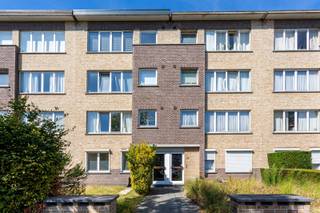 Prachtig opbrengsteigendom (vergund) bestaande uit 4 2-slk appartementen en 4 bijhorende garageboxen.Stabiel verhuurd.Locatie:Centrale ligging te...