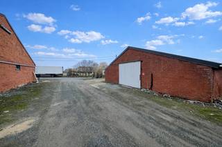 Dit magazijn (260m²) is gunstig gelegen in Lichtervelde en biedt een vlotte bereikbaarheid dankzij de nabijheid van belangrijke invalswegen en verbindingen richting Roeselare, Torhout en de E403. Ideaal voor opslag, logistiek of lichte bedrijfsactiviteiten.<br /><br />De loods is uitgerust met een manuele schuifpoort, wat zorgt voor een praktische toegang voor laden en lossen.<br />Het pand is beschikbaar vanaf <strong>1 april 2026.</strong><br /><br />De onroerende voorheffing is ten laste van de huurder.<br />De verhuur gebeurt onder het btw-stelsel.<br /><br />Interesse of graag meer informatie? Dit magazijn combineert een strategische ligging met functionele eenvoud.<br /> 