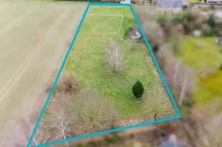 Splendid plot of 34 ares 23 ca located in the friendly village of Folx-Les-Caves with breathtaking views of the surrounding countryside, in a...