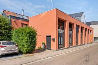 Deze ruime loft van ongeveer 400 m², gelegen in het hart van het dorp Dottignies, biedt veel ruimte en ruime mogelijkheden om naar eigen smaak in te richten.De begane grond bestaat uit een ruime hal, een woonruimte, een ingerichte keuken, een badkamer, een apart toilet en een aparte wasruimte.Op de bovenverdieping vindt u een hal op de mezzanine, twee slaapkamers en een ontspanningsruimte. De hoofdslaapkamer beschikt over een inloopkast, een ruimte die kan worden ingericht als kantoor en toegang tot een buitenterras. Er is ook de mogelijkheid om hier een eigen badkamer te creëren, zodat een echte oudersuite ontstaat. De loft is onder meer voorzien van PVC-kozijnen met dubbele beglazing, centrale verwarming op gas op de bovenverdieping en vloerverwarming op de begane grond. Verder is het voorzien van zonnepanelen, een boiler van 300 liter, een elektrische installatie die aan de voorschriften voldoet, een artesische put, een nieuw dak en dakconstructie, evenals een alarmsysteem en een videofoon.Sommige ruimtes moeten nog worden afgewerkt, waardoor toekomstige bewoners de mogelijkheid hebben om de woning naar eigen wens en behoefte in te richten.Een bijzondere en ruime loft met talrijke inrichtingsmogelijkheden in een centrale omgeving.