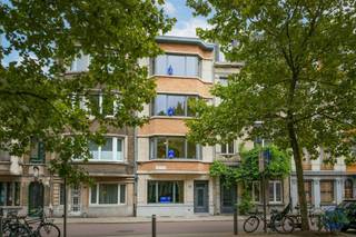 <p><span>Informatie appartement</span></p><p><span>Dit karaktervolle appartement combineert plafonds van meer dan 3 meter met prachtige originele elementen, zoals de gerestaureerde visgraatvloer, moulures en verfijnde houten details. De leefruimte sluit aan op de unieke maatwerkkeuken, waar het ruime kookeiland in mortex en donker hout meteen de aandacht trekt. Dankzij de geïntegreerde tafel is dit de ideale plek om gezellig te koken en te tafelen. De keuken is uitgerust met kwalitatieve toestellen, waaronder een inductiekookplaat met ingebouwde afzuiging, grote koelkast met aparte vriezer, vaatwasser en oven.</span></p><p><span> </span></p><p><span>Verder beschikt het appartement over een ruime inkomhal met vestiairekast, aparte wc, praktische berging met aansluiting voor wasmachine en droogkast, en een stijlvolle badkamer met houten meubel en inloop-regendouche. Achteraan bevinden zich twee volwaardige slaapkamers van ca. 16 m² en 12 m², waarvan één toegang geeft tot het gezellige terras van ca. 18 m² met verlichting, stopcontacten en natuurstenen klinkers.</span></p><p><span> </span></p><p><span>Het appartement werd grondig gerenoveerd met nieuwe elektriciteit en sanitair, nieuw buitenschrijnwerk met dubbel HR-glas en diverse isolatiewerken. Extra troeven zijn de privatieve kelderberging, 4 zonnepanelen, EPC-label A, asbestveilig attest en conforme elektrische keuring.</span></p><p><span> </span></p><p><span>Kijkdagen op 26 en 27 juni. </span><span>Contacteer het kantoor om uw afspraak in te plannen.</span></p><p><span>De geadverteerde prijs betreft een instelprijs. </span></p><p><span>Geïnteresseerde kandidaten kunnen een bod uitbrengen, waarna de verkoper elk bod grondig en weloverwogen zal bekijken.</span></p><p><span> </span></p><p><span>Het kantoor brengt de kandidaten uiterlijk 3 dagen na de kijkdagen op de hoogte van de beslissing of verdere stappen.</span></p><p><span> </span></p><p><span>Indeling</span></p><ul><li><span>Knusse leefruimte met een plafondhoogte van +3m en authentieke elementen waaronder een prachtig gerestaureerde visgraat vloer, moulures en detail afwerking in hout.</span></li><li><span>De unieke keuken met groot kookeiland, afgewerkt in mortex en donker hout, is een echte eyecatcher! Het kookeiland biedt veel opbergruimte en een maatwerk tafel waar je vlot 4 mensen kan laten tafelen. </span></li></ul><p><span>Verder is de keuken voorzien van kwalitatieve toestellen waaronder een inductie kookvuur met ingebouwd afzuigsysteem, grote ijskast met aparte vriezer, vaatwasser en grote oven.</span></p><ul><li><span>Ruime inkomhal met vestiairekast.</span></li><li><span>Aparte WC.</span></li><li><span>Royale slaapkamer van maar liefst 16m², gelegen achteraan het appartement.</span></li><li><span>Praktisch badkamer voorzien van een stijlvol houten badkamermeubel en inloop- regendouche.</span></li><li><span>Slaapkamer 2 ca. 12m² gelegen achter aan het appartement, met toegang tot het terras.</span></li><li><span>Gezellig terras ca. 18m² voorzien van verlichting, stopcontacten en mooie natuursteen klinkers.</span></li><li><span>Grote berging met voorzieningen voor een wasmachine een droogkast.</span></li></ul><p><span> </span></p><p><span>Renovatiewerken</span></p><ul><li><span>Zijgevel isolatie met 12cm EPS.</span></li><li><span>Geluiddempende isolatie in het plafond.</span></li><li><span>Kelderisolatie met 12cm PUR.</span></li><li><span>Voorgevel herstellen en reinigen.</span></li><li><span>Nieuw geplaatst buitenschrijnwerk in PVC dubbel HR-glas.</span></li><li><span>Nieuwe elektrische en sanitaire installaties.</span></li><li><span>Nieuw geplaatste badkamer en keuken.</span></li></ul><p><span> </span></p><p><span>Extra's</span></p><ul><li><span>Privatieve droge, en grote kelderberging inbegrepen in de aankoopprijs.</span></li><li><span>Het appartement is voorzien van 4 zonnepanelen, dewelke een vermogen van 1.425 kWh/jaar opleveren.</span></li><li><span>De huidige verlichting (met uitzondering na het terras) is niet inbegrepen in de verkoopprijs.</span></li></ul><p><span> </span></p><p><span>Algemene informatie</span></p><ul><li><span>Privatieve meter voor elektriciteit, gas en water.</span></li><li><span>Algemene kosten: nog niet vastgesteld.</span></li></ul><ul><li><span>De koper draagt bij in de kosten van de basisakte, €850 incl. btw.</span></li></ul><p><span> </span></p><ul><li><span>EPC: A label!</span></li><li><span>Asbestattest: Asbestveilig!</span></li><li><span>Elektrische keuring: conform AREI!</span></li></ul><p><span> </span></p><p><span>Gebouw</span></p><ul><li><span>Appartementsgebouw bestaande uit een kelder, een gelijkvloers en 3 verdiepingen met telkens een volledig gerenoveerd 2-slpk appartement.</span></li><li><span>Geen lift aanwezig.</span></li><li><span>Videofoon aanwezig.</span></li></ul><p><span> </span></p><p><span>Ligging</span></p><ul><li><span>Centrale ligging in Antwerpen nabij het Centraal-Station.</span></li><li><span>De Rotterdamstraat is een fietsstraat!</span></li><li><span>Velostation aan de overkant van de straat.</span></li><li><span>Verschillende gezellige bars en restaurants in de directe omgeving.</span></li><li><span>MOBISCORE: 9,5/10!</span></li></ul><p><span> </span></p><p><span>* De informatie in deze prospect is ter informatieve titel: de kandidaat-kopers moeten hun eigen zaak maken van het verkrijgen, controleren en interpreteren van deze informatie.</span></p><p><span> </span></p>