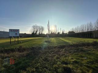 KMO-grond met een oppervlakte van +/- 7.158 m² te koop op slechts +/- 2 km van de E17 op- en afrit 4 Deerlijk. De site is gelegen in zone voor...