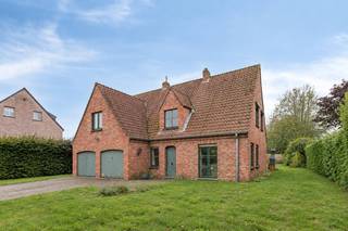 Interesse voor en bezoek: schouwbroekstraat52.rosseel.be <br />Indien meerdere keren de vraagprijs wordt geboden op de bezoekdagen behoudt de eigenaar zich het recht om eventueel onder gesloten enveloppe te laten bieden door degene die de vraagprijs boden.<br />Deze charmante villa is gelegen in het groene en rustige Vinderhoute, ideaal voor wie op zoek is naar een woning met vergezichten en toch op fietsafstand wil wonen van Gent centrum.<br />De woning biedt alle rust en ruimte die u zoekt. De villa ligt in een prachtige omgeving en biedt een adembenemend uitzicht via de prachtige privatieve tuin op de Vinderhoutse bossen.<br /><br />De woning beschikt over een inkomhal, toilet, ruime eet en leefruimte met haard (cassette). Vanuit de leef - eetplaats en de keuken geniet je van het wijds uitzicht op de velden.<br />Garage voor 2 wagens en aanwezigheid van een kelder.<br />Op de eerste verdieping bevinden er zich 4 slaapkamers, een badkamer met douche en bad, apart toilet.<br /><br />Sinds 2020 wordt de woning verwarmd op aardgas. De elektrische installatie is conform.
