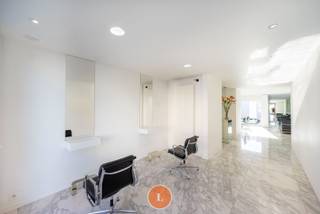 <span><strong>SCHRIJF JE ONLINE IN VOOR HET BEZOEKMOMENT: 30 november 11u00 - 13u00</strong></span><br /><br /><strong>Woonhuis gedeeltelijk ingericht als kapperszaak en gemakkelijk te veranderen in trendy woning.</strong><br /><br />Deze verzorgde woning straalt kwaliteit uit dankzij het gebruik van duurzame en hoogwaardige materialen.<br />Het pand wordt momenteel gebruikt als kapperszaak, maar leent zich perfect voor volwaardig wonen dankzij de doordachte en functionele indeling.<br />Bij het betreden van de woning kom je binnen in een het woonkamer gedeelte aan de voorzijde, gevolgd door een <strong>li chtrijk</strong> eetruimte gedeelte met aansluitend dekeuken. Deze <strong>open leefruimte</strong> biedt zicht op de onderhoudsvriendelijke <strong>binnentuin</strong>.<br /><br />Een extra troef is de <strong>praktische berging/wasruimte</strong> op het gelijkvloers. Achteraan de woning vind je bovendien een <strong>garage</strong>, wat in combinatie met de goede parkeermogelijkheden vooraan een groot voordeel vormt voor bewoners én bezoekers.<br /><br />Op de bovenverdieping bevinden zich <strong>drie volwaardige slaapkamers</strong> en <strong>twee </strong>comfortabele <strong>badkamers</strong>.<br /><br />Tot slot is de woning <strong>volledig instapklaar</strong>, met <strong>conforme elektriciteit en geen renovatieverplichting.</strong><br /><br />PLUSPUNTEN:<br />- Instapklaar en kwalitatief afgewerkt<br />- Geschikt als woning of voor zelfstandige activiteit<br />- Garage achteraan en parkeergelegenheid vooraan<br />- Centrale ligging met vlotte bereikbaarheid<br /><br />Meer informatie of interesse in een bezichtiging? Tamara helpt je graag verder 0475 55 01 13- tamara@immolietaer.be<br /><br />Alle informatie van deze woning en ons volledig aanbod op www.immolietaer.be