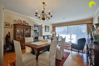 Op de grens van Boechout en Hove bieden wij u dit te renoveren appartement (88m²) met 2 slaapkamers aan. Inclusief in de prijs een...