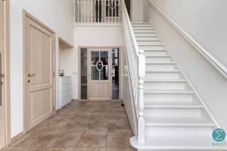 Deze landelijk gelegen villa biedt een zeer royale indeling met een bewoonbare oppervlakte van maar liefst 510m², en een bijgebouw van 74m²,...