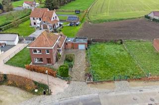Op een bijzonder rustige locatie in Kruisem vind je deze stevige, vrijstaande woning met een authentieke, traditionele indeling.Bij het binnenkomen...