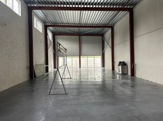 <p><span>Magazijn van 220m² te Leupegem.</span></p><p><span> </span></p><p><span>INDELING</span></p><p><span>Groot magazijn van 220m² met automatische inrijpoort.</span></p><p><span>Vooraan het magazijn zijn er 2 overdekte parkeerplaatsen.</span></p><p><span> </span></p><p><span>LIGGING</span></p><p><span>Gelegen te Leupegem, vlakbij het centrum van Oudenaarde.</span></p><p><span> </span></p><p><span>PRAKTISCH</span></p><p><span>Voor bijkomende info en/of afspraak bel 055 69 68 67 of stuur een mail naar hilde@immodhondt.be</span></p>