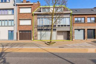 <p><span>Ruime gezinswoning/gebouw gemengd gebruik te Sint-Gillis bij Dendermonde</span></p><p><span> </span></p><p><span>Deze woning is gelegen op enkele minuten van het centrum van Sint-Gillis en Dendermonde, nabij belangrijke invalswegen, openbaar vervoer, handelszaken en scholen.</span></p><p><span>De woning werd gebouwd in 1963 en is gelegen op een perceel van </span><span>1a 56ca</span><span>. De </span><span>bewoonbare oppervlakte </span><span>bedraagt </span><span>246 m²</span><span> (incl. inpandige garage/atelier).</span></p><p><span><br />Op het gelijkvloers bevindt zich een inkomhal met traplift, een winkelruimte aan de straatzijde met daarachter een atelier. Deze ruimtes kunnen eventueel samengevoegd worden. Verder beschikt de woning over een inpandige garage met smeerput en werkplaats (52,5 m²) en een terras.</span></p><p><span>Op de eerste verdieping bevindt zich een ruime leefruimte met haard en aansluitende veranda (53 m²) voorzien van centrale verwarming. Daarnaast is er een ruime keuken (25 m²) waarbij de tussenmuur (geen draagmuur) eventueel kan verwijderd worden om een open keuken te creëren. Verder is er een uitgeruste badkamer.</span></p><p><span>Vanuit de leefruimte bereikt men via een vaste trap de bovenste verdieping, waar zich </span><span>drie slaapkamers</span><span> bevinden, waarvan één met dressingruimte.</span></p><p><span> </span></p><p><span>Aankoop mogelijk aan 2% registratierechten bij eigen bewoning. Op zoek naar een woning waar je </span><span>wonen en werken kan combineren</span><span>? Dan is deze eigendom misschien wel iets voor jou!</span></p><p><span> </span></p><p><span>Voor meer info of een bezoek: <span>info@immotwins.be</span></span><span> of T. 052/55.55.55 - <span>www.immotwins.be</span></span><span>. </span></p><p><span>Wenst u ook een gratis en vrijblijvende waardebepaling van uw eigendom? Neem gerust contact met ons op, wij helpen u graag verder. </span></p>