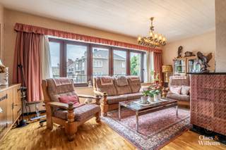 Welkom in deze charmante, op te frissen woning op de ideale locatie in Halle. Je wordt verwelkomd in de ruime inkomhal vanwaar je toegang hebt tot de grote garage en de berging/waskot. Op de eerste verdieping vind je de leefruimte en de keuken. De leefruimte is omgeven door grote ramen die veel natuurlijk licht binnenlaten. De ruime keuken biedt veel plaats om comfortabel te koken. Je hebt op deze verdieping ook een doorgang naar het terras/tuin. Op de 2e verdieping bevinden zich de 3 ruime slaapkamers, die elk eveneens veel natuurlijk licht binnenlaten, en de badkamer met ligbad en wastafel. Verder beschikt de woning nog over een grote zolder, met mogelijkheden tot inrichten of voor extra stockage plaats. De woning heeft een enorm charmante tuin en de ligging is een absolute top troef. Gelegen in een kalme, residentiële wijk, dichtbij alles wat centrum Halle te bieden heeft + voorzieningen en uitvalswegen. Het dak werd volledig gerenoveerd in 2018, wat bijdraagt tot een gunstige EPC C score. Mis je kans niet om deze woning te bezichtigen en vraag nu je bezoek aan. We kijken ernaar uit jullie te verwelkomen.