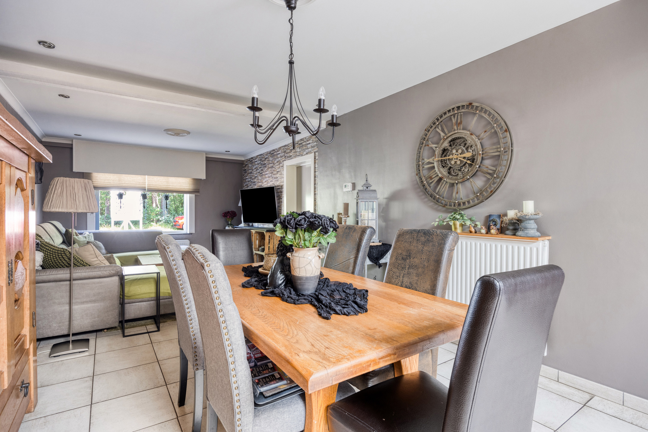 Vernieuwde woning met ruime garage en charmante tuin. - foto 2