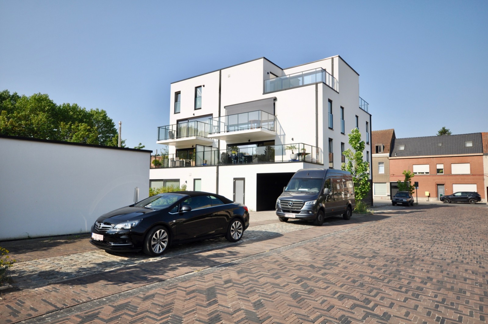 Ruim nieuwbouwappartement met 2 terrassen en parkeerplaats in het centrum van Berchem - foto 1