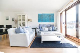 1200 WOLUWE-ST-LAMBERT (Av Marcel Thiry 52 apt 4.2) - Idéalement situé à proximité immédiate des commerces et transports en communs, avec accès rapide Ring, OTAN, Centre ville, TREVI vous présente ce bel appartement 1 chambre entièrement meublé.  L'appartement se compose d'un  hall d'entrée, d'un séjour avec cuisine équipée, d'une chambre et d'une salle de bain ainsi que d'une terrasse. Ascenseur dans l'immeuble. Chaudière individuelle gaz. PEB: D- (195kWh/m²/an) code unique: 20230306-0000636393-01-0 Loyer: 1.210 € / mois (parking inclus n°5) + 100 € charges (communs et eau froide privative). Plus d'infos et visite par mail LMEERT@TREVI.BE