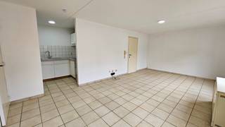 <strong>Gezellig appartement met 1 slaapkamer, centraal gelegen nabij het centrum van Genk.</strong><br /><br /> Appartement met 1 slaapkamer op de eerste verdieping.<br /><br />Het appartement bestaat uit een ruime leefruimte met open keuken, 1 slaapkamer, een badkamer met bad en dubbele lavabo en een apart gastentoilet.<br />Parkeerplaats achter het gebouw. Lift aanwezig.<br /><br />De gemeenschappelijke lasten bedragen €45 per maand. Eveneens wordt er €35 per maand gevraagd voor het watergebruik.<br /><br />Dit appartement is beschikbaar vanaf 1 augustus 2026.<br /><br />Bij interesse kan u best uw telefoonnummer nalaten zodat wij u kunnen contacteren.<br />Alle kandidaat-huurders worden opgebeld in volgorde zoals de aanvragen binnenkomen.<br />Bedankt voor uw geduld.<br /> 
