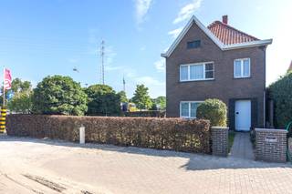 Mooi renovatieproject:<br />Ruime vrijstaande gezinswoning met veel potentieel, centraal gelegen te Wielsbeke, op wandelafstand van diverse handelszaken, openbaar vervoer en scholen, wat het tot een ideale locatie maakt voor gezinnen of voor wie op zoek is naar een vlotte bereikbaarheid.<br /><br />Huidige indeling op gelijkvloers : inkom en traphall, ruime leefruimte (9m op 4m), keuken met kelder, apart toilet, badkamer met bad en lavabo, 2 garages en extra bergingen. Op de verdieping bevinden zich 3 ruime en 1 kleinere slaapkamer. Vaste trap naar zolder.<br /><br />Met een EPC F-label is deze woning onderhevig aan de renovatieverplichting die door de overheid wordt opgelegd (u kan de website van het Vlaams Energie- en Klimaatagentschap checken voor meer informatie).<br /><br />Troeven :<br />- bewoonbare vloeroppervlakte van 177 m² (volgens EPC-attest)<br />- betonnen gewelven op verdiepingen<br />- vaste trap naar zolder (met extra mogelijkheden)<br />- vlotte bereikbaarheid.<br /><br />Voor meer informatie en/of een bezoek ter plaatse, gelieve Christophe te contacteren op info@exactimmo.be of 0497/66.19.41.