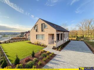 <br /><br />RECENTE VILLA op RUIM PERCEEL gelegen op een LANDELIJKE maar VLOT BEREIKBARE LOCATIE te Brakel. Deze RECENTE OPEN BEBOUWING werd voorzien van 12 ZONNEPANELEN met GROENESTROOMCERTIFICATEN en vormt hierdoor een IDEALE KEUZE voor wie RUIMTE, COMFORT en DUURZAAMHEID wil combineren. Een ABSOLUTE TROEF bij dit pand is de VOLLEDIG ONDERKELDERDE VERDIEPING van ca. 200m² met TALLOZE MOGELIJKHEDEN voor particuliere invullen (professionele activiteiten niet mogelijk). <br />Op het gelijkvloers geniet u van een ruime inkomhal, een lichtrijke leefruimte met open geïnstalleerde keuken, een bureauruimte/polyvalente kamer en een praktische bergruimte met douche. De verdieping biedt 3 slaapkamers, een badkamer en een apart toilet. De royale kelderverdieping biedt vele mogelijkheden als atelier, hobbyruimte of stockage.<br /><br />Adres: Ronsesestraat 138 - 9660 Brakel<br /><br />EPC: 270 kWh/m², G-score onbekend en P-score D, Geen renovatieverplichting van toepassing