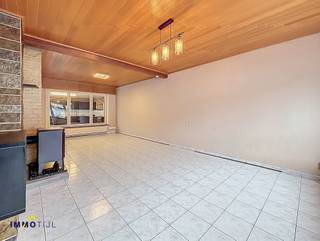 <p>Deze mooie halfopen woning biedt op het gelijkvloers een ruime inkomhal met <strong>gastentoilet</strong>, een <strong>lichtrijke woonkamer</strong> met eetplaats, en een <strong>ingerichte keuken</strong> met aansluitend een <strong>praktische berging/wasplaats</strong>. Boven deze wasplaats bevindt zich een extra <strong>opbergzolder (ideaal voor stockage). </strong>Daarnaast is er nog een polyvalente hobbykamer, ideaal als bureau, praktijkruimte of als extra slaapkamer. <br /><br />Op de eerste verdieping vindt men <strong>3 slaapkamers </strong>en een <strong>vernieuwde, moderne badkamer (</strong>inloopdouche, dubbele lavabo en toilet). De zolderverdieping, bereikbaar via een valluik, biedt extra mogelijkheden op vlak van uitbreiding of opslag. Ook een <strong>handige kelder</strong> voorziet extra opbergruimte. Ontdek alle troeven alvast via de virtuele rondleiding!<br /><br />Langs de woning bevindt zich een <strong>gezellige, onderhoudsvriendelijke terrastuin. </strong>Een bijkomende troef is de <strong>ruime oprit met plaats voor meerdere wagens. </strong>De woning is <strong>energiezuinig en</strong> voorzien van o.a. <strong>centrale verwarming</strong>, <strong>dubbele beglazing </strong>(met vliegenramen, rolluiken), <strong>zonnepanelen</strong>, <strong>conforme elektriciteit, ... </strong><br /><br />Gelegen in een <strong>kindvriendelijke, doodlopende straat in Affligem,</strong> combineert deze woning rust met een uitstekende bereikbaarheid. Dankzij de nabijheid van het op- en afrittencomplex ben je snel onderweg richting Gent of Brussel. Voor meer informatie of een bezoek, neem gerust contact op met Nadia via 0486 79 73 19. Bieden vanaf 359.000 euro.</p>