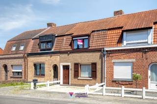 Deze gezellige gesloten woning combineert comfort, functionaliteit en een aangename indeling, ideaal voor wie op zoek is naar een praktische thuis...