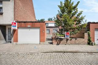 Deze te renoveren woning biedt tal van opties en mogelijkheden naast het verbouwen ervan...Dubbele garage, verbouwen en verhuren/opbrengsteigendom,...