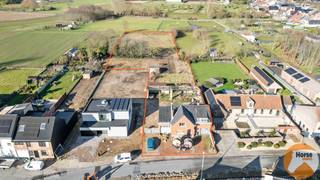 BAMBRUGGE – Landelijke woning met weide en schuurDeze karaktervolle landelijke woning biedt een unieke kans om uw woondroom volledig naar eigen smaak...