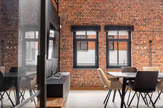 <p>Verscholen in het charmante Hessenstraatje, tussen het historische centrum en het bruisende Eilandje, bevindt zich deze uitzonderlijke New York loft van 270 m². Achter de poort van een discrete gated community wacht een unieke woonbeleving waar rust, privacy en stedelijke luxe naadloos samenvloeien.</p><p><br />• Volledig gerenoveerd in 2022<br />• 2 terrassen, waaronder een dakterras met jacuzzi<br />• Mogelijkheid tot aankoop van ondergrondse autostaanplaats(en)<br />• Op wandelafstand van het Eilandje, de jachthaven, de Meir en het historisch centrum</p><p><br />De indrukwekkende leefruimte met haar spectaculaire plafondhoogte, authentieke bakstenen muren en overvloedige lichtinval creëert meteen dat onmiskenbare loftgevoel dat zo zelden op de markt komt. De open leefkeuken met hoogwaardige toestellen vormt het kloppende hart van de woning en sluit aan op het eerste terras. Een intieme buitenruimte waar je de dag start met een espresso en afsluit met een goed glas wijn.</p><p><br />Met maar liefst 5 slaapkamers en 2 badkamers biedt deze loft alle ruimte voor gezinnen, thuiswerkers of wie graag gasten ontvangt. Dankzij de geïntegreerde domotica geniet je van hedendaags comfort op het hoogste niveau.<br />De absolute showstopper bevindt zich bovenaan: een spectaculair dakterras met jacuzzi waar je in alle privacy uitkijkt over de daken van Antwerpen. Een plek die eerder aan Manhattan doet denken dan aan het historische hart van de stad.</p><p><br />Een New York loft in Antwerpen. Zeldzaam, discreet en ronduit indrukwekkend. </p>
