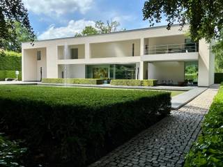 Brasschaat, in een van de meest gegeerde wijken van Brasschaat. <br />Een wandeling naar het centrum, een meer dan aangename woonomgeving met een groen karakter. Een prachtige omgeving gekleurd door scholen, winkels, restaurants en brede wandellanen.<br /><br />We rijden de magnifieke laan in, richting deze unieke moderne villa onder architectuur naar een ontwerp van Vlassak Verhulst.<br />Al vanaf het binnenrijden van de oprijlaan op klinkertjes met een speels legpatroon ademt de omgeving sfeer, rust en pure klasse uit.<br /><br />We parkeren onze wagen heel makkelijk op de ruime parkeerzone op eigen terrein en kuieren graag voorbij de strakke vijverpartij gelegen in de voortuin en bereiken de verdoken entreedeur.<br /><br />De inkomhal loopt naadloos over in de prachtige leefomgeving die een open connectie brengt tussen de binnen-en buitenruimtes. <br />Mede dankzij de oversteek van het dak van 3 meter aan zowel voor-als achtergevel, wordt het buiten genieten gedurende het gehele jaar een evidentie.<br />De aanpalende terraskamers rondom de woning garanderen een atmosferen van de gehele designvilla op en over eigen terrein. <br /><br />Het ontwerp van de villa verzorgt een uitzonderlijke woonbeleving met een knipoog naar de visies van Luis Barragan met als resultaat een strakke vormgeving gekoppeld aan een puur, geometrisch en tijdloze toetsing.<br />Dit alles versterkt door de hoog opgetrokken raampartijen van vloer tot plafond, alsook door het gebruik van een uniforme materiaalkeuze die consequent van binnen naar buiten wordt doorgetrokken.<br /><br />In het gehele totaalconcept van ontwerp werd de woning, tuin en zwembad herenigd.<br /><br />Deze schitterende villa voorzien van alle comfort geniet van een open leefomgeving met verrassende plekken en te ontdekken boekenwanden, 4 ruime slaapkamers en badkamers. Na een werkdag is een ontspannen flow te vinden in de prachtig uitgeruste keuken met zicht op de tuin, het wellness-gedeelte, een strak lang overloopzwembad met ontspanningsplateau gecombineerd met volledige privacy en dit in een groene oase van rust en comfort op een perceel van ca. 7.000m².<br /><br />Kortom een parel van een designvilla met een verbinding naar een open leefbeleving voor zijn bewoners waarin rust, licht, open ruimten met verfrissende corners van terugtrekken over het gehele perceel te ontdekken zijn.<br />Voor meer informatie kunt u rechtstreeks contact opnemen met Yves Deckers via het nummer +32493481436<br /><br />Buitengewone kenmerken:<br />- Prachtig design op top locatie<br />- Uitzonderlijk binnen-buitenconnectie<br />- Terraskamers rondom de villa zorgen voor extra comfort rondom de gehele woning<br />- Groene omgeving<br />- Scholen en centrum op wandelafstand<br />- Goede bereikbaarheid naar Antwerpen, havengebied en Nederland<br />- Instapklaar<br />- Top afwerking<br />- Volledige privacy<br />- Tuinarchitectuur<br />- Oprijlaan met voldoende parkeerplaats voor wagens<br />- Inpandige garage<br />- Polyvalente ruimte op -1<br />- Turks bad<br />- Domotica<br />- Parlofoon<br /><br /><br />EPC: 169 kWh/m² - Vg - Wp - Gmo - Gvkr - Gvv