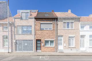 Instapklare gezinswoning op een uitstekende ligging in Temse. Deze woning combineert comfort, ruimte en een centrale locatie, ideaal voor gezinnen of koppels die op zoek zijn naar een gezellige thuis.<br /><br />Bij het binnenkomen komt u terecht in een aangename en <strong>lichtrijke leefruimte</strong> die naadloos aansluit op de open keuken. Dankzij de praktische indeling geniet u hier van een open en <strong>huiselijke sfeer</strong>. Via de keuken bereikt u het terras waar het heerlijk vertoeven is tijdens zonnige dagen.<br /><br />Verder beschikt de woning over <strong>drie slaapkamers</strong> en een verzorgde badkamer, wat zorgt voor voldoende ruimte en comfort voor het hele gezin.<br /><br />De woning is<strong> gunstig gelegen</strong> in Temse, op korte afstand van winkels, scholen, openbaar vervoer en belangrijke invalswegen. Bovendien bevindt u zich vlakbij het centrum en geniet u van een vlotte verbinding richting Sint-Niklaas en Antwerpen. Ook wandel- en fietsliefhebbers kunnen genieten van de nabijheid van de Schelde.<br /><br />Wenst u deze woning graag te bezichtigen? Neem dan contact op via het nummer 03 502 98 74 of mail naar emily@claves.be.<br /><br /><span>(stedenbouw in aanvraag)</span>