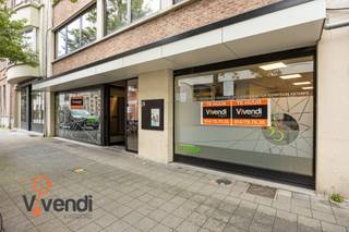 <strong>Handelspand met 2 etalages op topligging in Turnhout</strong><br />Dit uitzonderlijk ruim en lichtrijk doorloop handelspand is gelegen op een absolute toplocatie in de Leopoldstraat te Turnhout, een levendige en aantrekkelijke winkelstraat met een uitstekende passage.<br /><strong>Met een bruikbare handelsoppervlakte van ca. 260 m²</strong> biedt dit pand tal van mogelijkheden voor uiteenlopende commerciële activiteiten. Dankzij de twee etalages geniet u van maximale visibiliteit en een aantrekkelijke uitstraling naar het publiek toe.<br />De open en flexibele indeling maakt het pand uitermate geschikt voor diverse concepten, zoals een boetiek, speciaalzaak, conceptstore, horeca of showroom. Momenteel is de ruimte ingericht als een ruime open winkelruimte, met achteraan toegang tot een praktische kitchenette, sanitaire voorzieningen en een doorgang naar <strong>de privatieve parking.</strong><br />Een bijkomende troef is de mogelijkheid tot <span>drie achterliggende parkeerplaatsen</span> – ideaal voor personeel of klanten. Bovendien bevinden zich meerdere publieke parkings in de onmiddellijke omgeving, wat de bereikbaarheid aanzienlijk verhoogt.<br />Kortom, een veelzijdig handelspand op een strategische ligging met tal van opportuniteiten voor ondernemers.<br /><strong>Beschikbaar vanaf 01/11/2026.</strong><br />Zoals gebruikelijk bij handelshuur, komt de onroerende voorheffing bovenop de maandelijkse huurprijs.<br />Interesse in dit unieke pand? <br />Contacteer ons vandaag nog voor meer informatie of een bezoek ter plaatse.